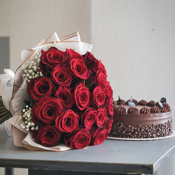 Elegant Red Roses Bouquet with Chocolate Cake Combo